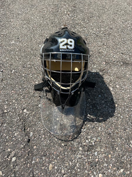 Used Vaughn VM7700 Goalie Mask