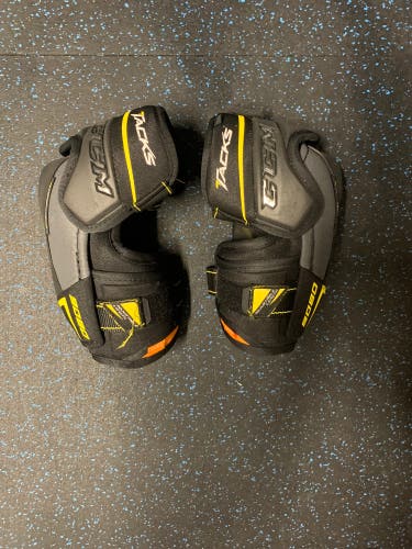 Used Small CCM Tacks 9080 Elbow Pads