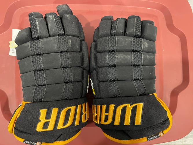 New with tags WARRIOR DYNASTY AX2 GLOVES - SENIOR 13”