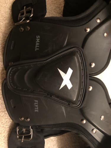 Used Youth Small Xenith Flyte Shoulder Pads