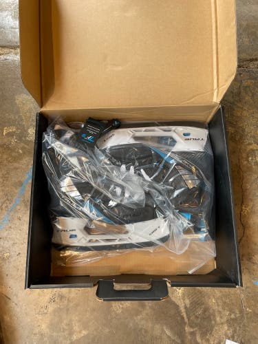 New True Size 8 Pro Custom Hockey Skates