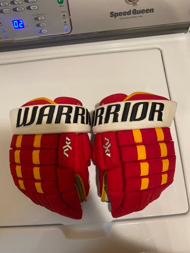 Pro Stock Warrior AX1 Hockey gloves Calgary Fames Kris Versteeg