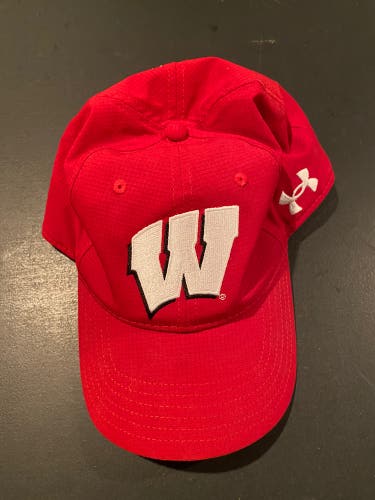 New Wisconsin Badgers Under Armor Hockey Team Issued Hat - Red