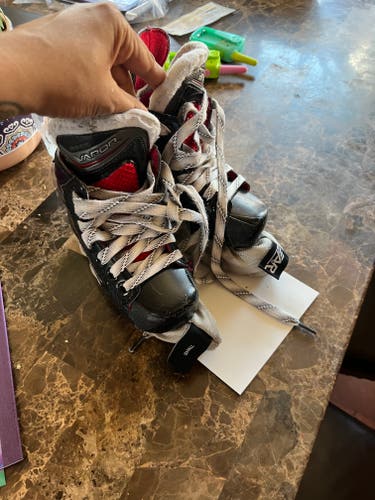 Youth Like New Bauer Vapor Hockey Skates Size 8