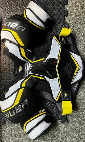 Senior Bauer  Supreme 2S Pro Shoulder Pads