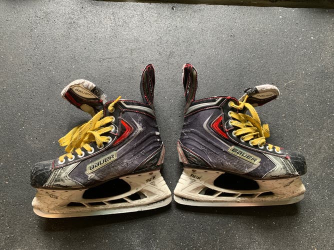 Used Bauer Regular Width  Size 5.5 Vapor X70 Hockey Skates