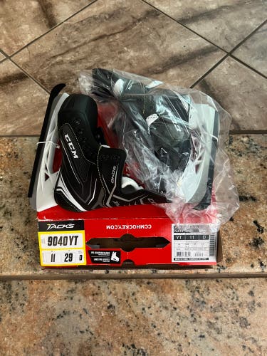 New CCM Regular Width Size 11 Tacks Hockey Skates