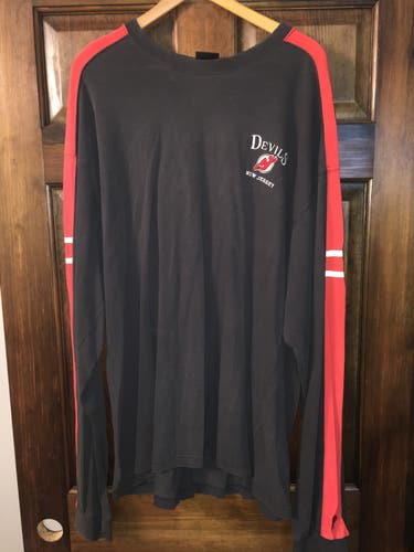 USED VINTAGE BLACK AND RED NEW JERSEY DEVILS Adult XXL Shirt