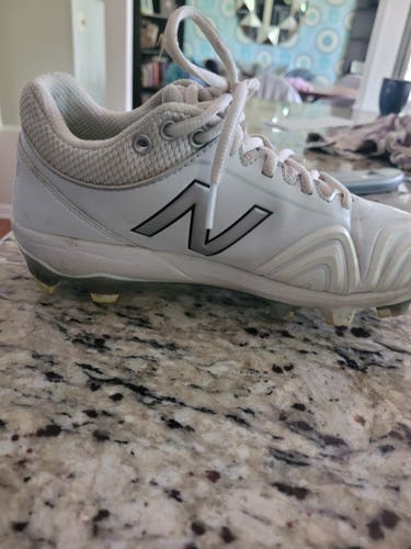 White Used Women's Size 6.0 (Women's 7.0) Molded Cleats New Balance High Top