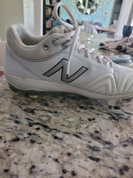 White Used Women's Size 6.0 (Women's 7.0) Molded Cleats New Balance High Top