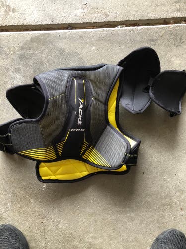 Junior Medium CCM Tacks 3092 Shoulder Pads