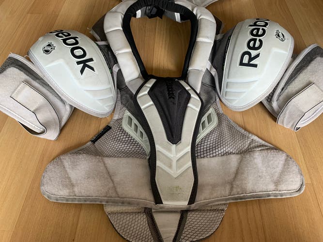 Reebok 20K Pro shoulder pad size Lg from  NHL NY Rangers