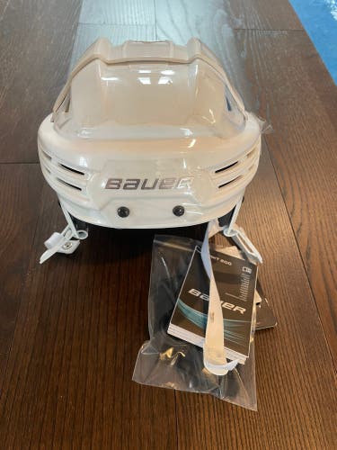 New Medium Bauer Re-Akt 200 Helmet