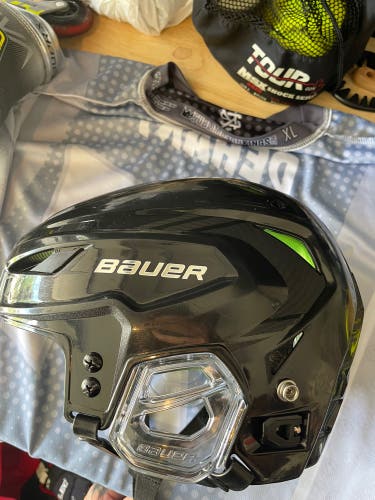 Like New S/M Bauer Hyperlite Helmet