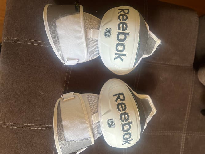 Senior Medium Reebok 20K Shoulder Pads