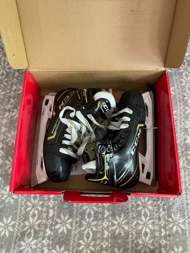 Junior New CCM Super Tacks 9380 Hockey Goalie Skates Regular Width Size 4