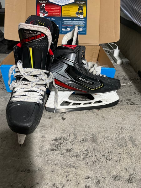 Used Bauer Wide Width Size 10.5 Vapor 2X Pro Hockey Skates