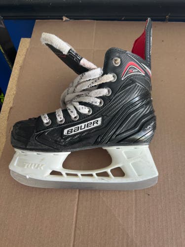 Used Bauer Regular Width  Size 2 Vapor X300 Hockey Skates