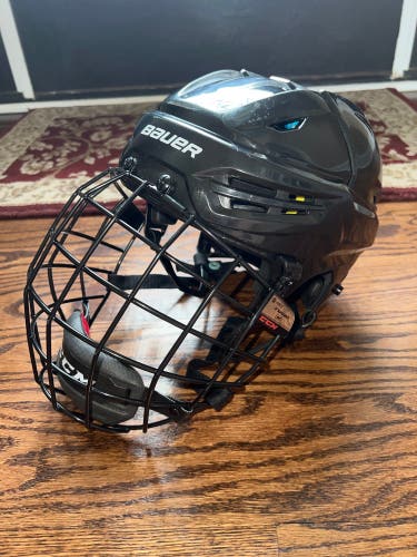 Used Medium Bauer Re-Akt 95 Helmet