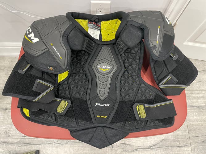 CCM TACKS 6052 HOCKEY SHOULDER PADS - SENIOR medium