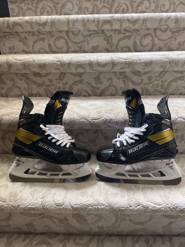 New Bauer  Size 8 Supreme UltraSonic Hockey Skates
