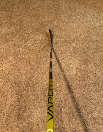 Senior Right Handed P28M Pro Stock Vapor Hyperlite Hockey Stick