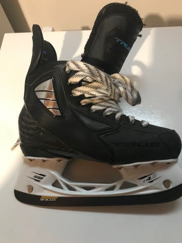 Junior Used True Hockey Skates Regular Width Size 4.5