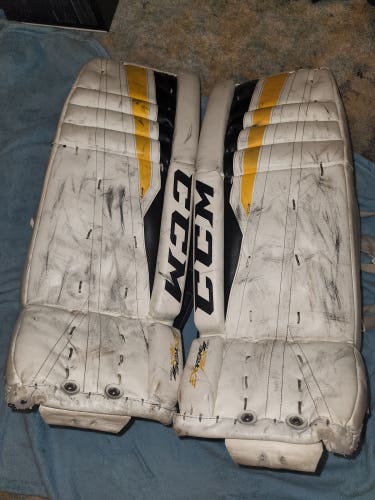 Used 28" CCM Extreme Flex 760 Goalie Leg Pads