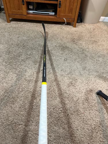 Senior Right Handed P28M Pro Stock Alpha DX Hockey Stick