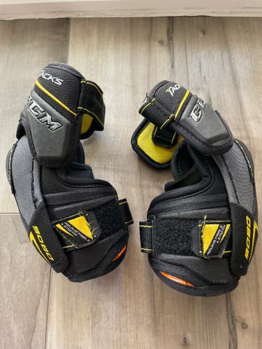 Used Small CCM Tacks 9080 Elbow Pads