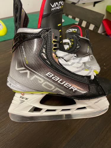 Senior Used Bauer Vapor Hyperlite Hockey Skates Regular Width Size 6.5
