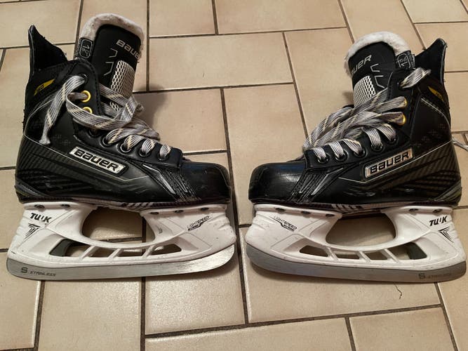 Used Bauer Regular Width Size 1.5 Supreme 160 Hockey Skates