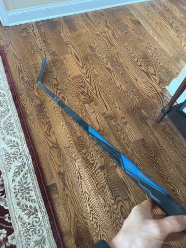 Senior Right Handed Mid Pattern Nexus 8000 Hockey Stick