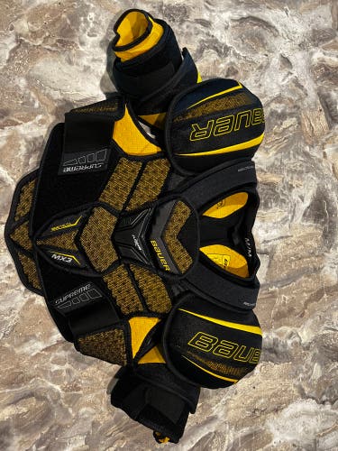 Senior Medium Bauer Pro Stock Supreme TotalOne MX3 Shoulder Pads