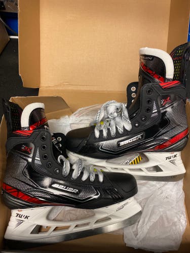 New Bauer Regular Width  Size 10.5 Vapor 2X Hockey Skates