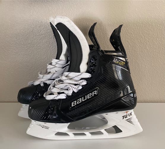 NEW Bauer Regular Width Pro Stock Size 9 Custom Supreme UltraSonic Hockey Skates