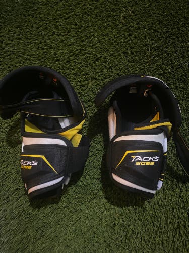 Used Medium CCM Tacks 5092 Elbow Pads