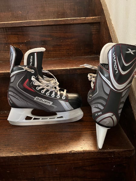 Senior Bauer Regular Width Size 10.5 Vapor x30 Hockey Skates