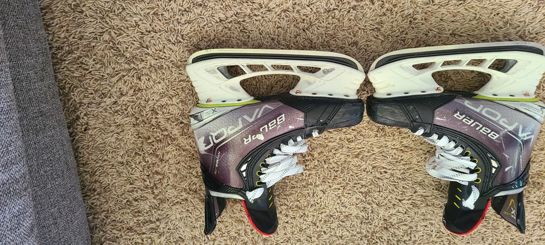 Senior Used Bauer Vapor Hyperlite Hockey Skates Regular Width Size 7