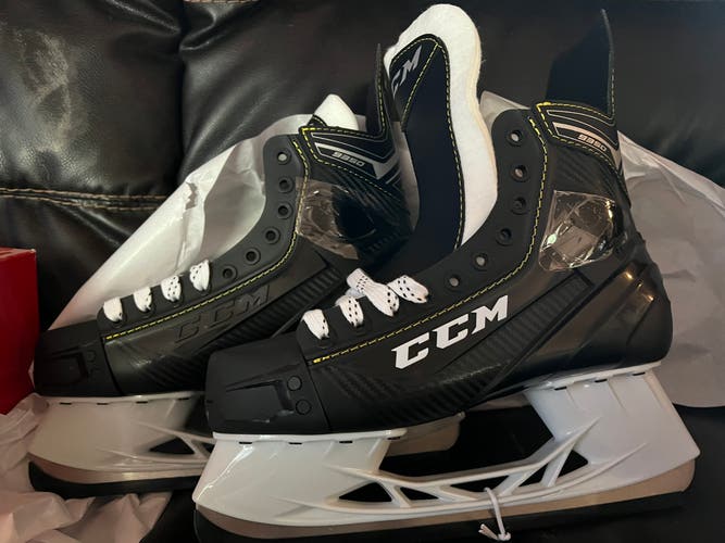Senior New CCM super tacks 9350 Hockey Skates Regular Width Size 8