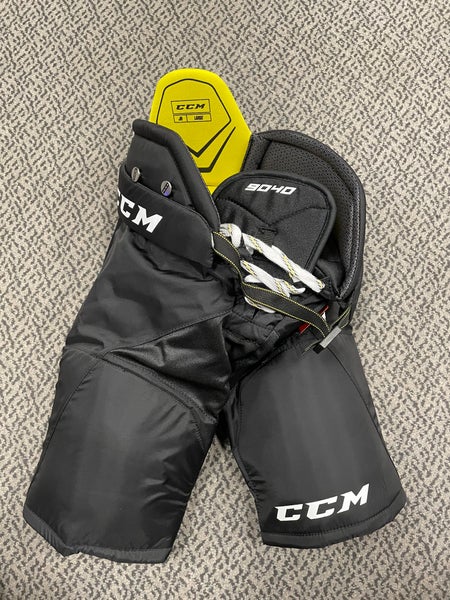 CCM Black Tacks 9040 Junior Large Breezers