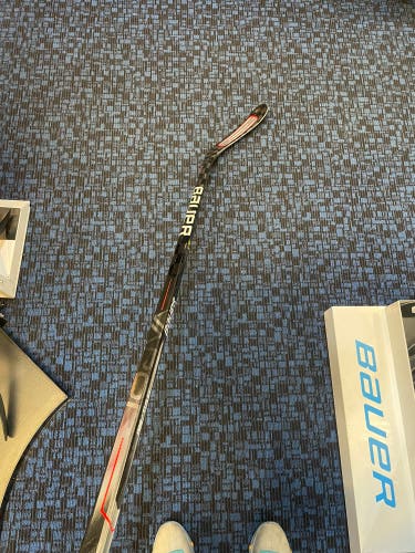 Senior Right Handed P28  Vapor Hyperlite Hockey Stick