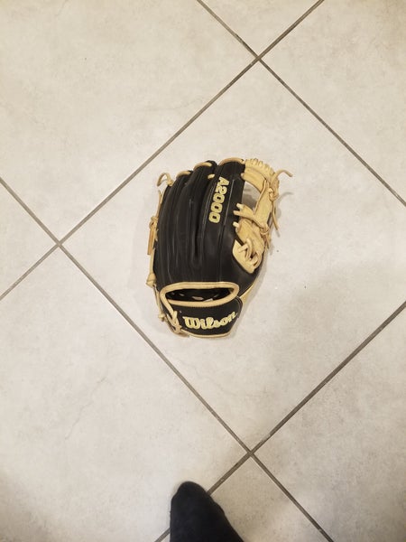 Used Wilson Right Hand Throw Infield A2000 Baseball Glove 11.5"