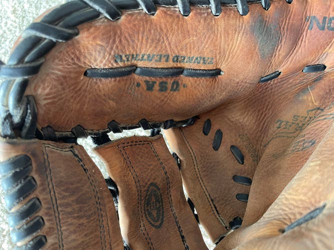 Easton Bat 30 1st Baseman Mitt