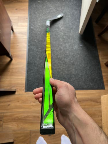 Bauer Supreme UltraSonic Hockey Stick P28 77 flex Senior RH Like New Excellent Condition