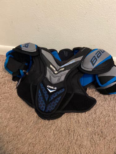 Used Medium Bauer  Supreme One.8 Shoulder Pads