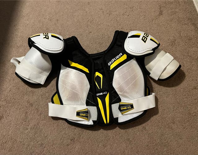 XL Woman Bauer One 40 Hockey Shoulder Pads