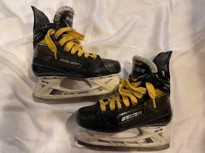 Junior Used Bauer Supreme 3S Pro Hockey Skates Regular Width Size 3.5
