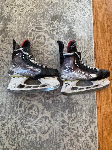 Used Bauer Vapor Hyperlite Skates Great Condition Size 7.5 Fit 2 WITH 2 GOOD SETS OF STEEL