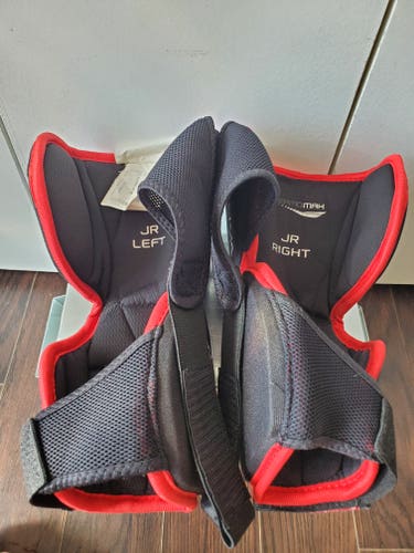 Used goalie Bauer Junior Vapor X900 knee protector